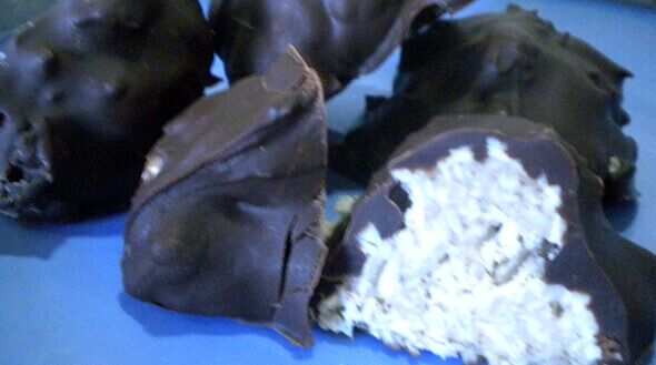WellnessMama's tweet photo. A round-up of favorite healthy desserts like chocolate coconut clusters, raspberry pie, &amp; baked apple crumble!
https://t.co/3JvPYVRIjr https://t.co/KA9n9L1xI0