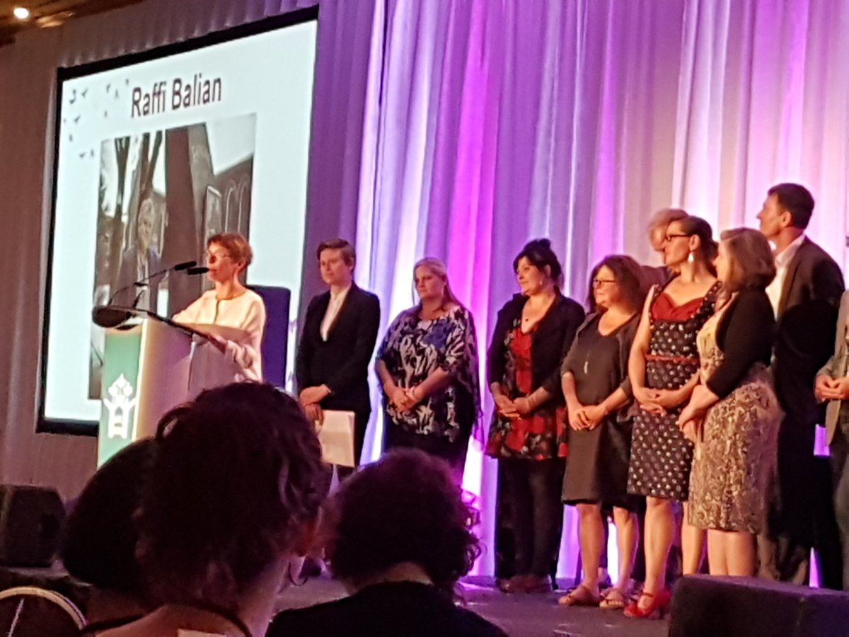 mfl_ohc's tweet photo. Lynne Raskin @SRiverdaleCHC accepts an award at #AOHC2017 w/ staff & volunteers who advocated for new safe injection sites in Ontario#CACHC https://t.co/DO2zMMVvEH