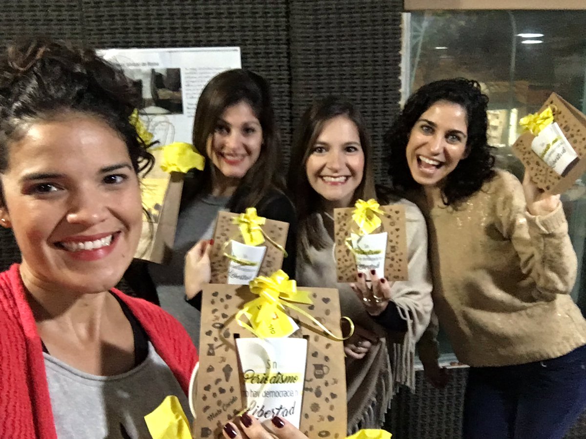 AndGuerra's tweet photo. Gracias a @TSucredito por estos mimos! #DiaDelPeriodista 📺📻 https://t.co/N0ORCrst1b
