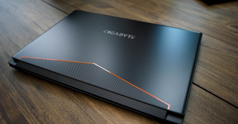 stevekrohn's tweet photo. Gigabyte’s AERO 15 gaming laptop comes close to displaying the correct colors https://t.co/ww3Uixiyma https://t.co/OqAugRtkWS