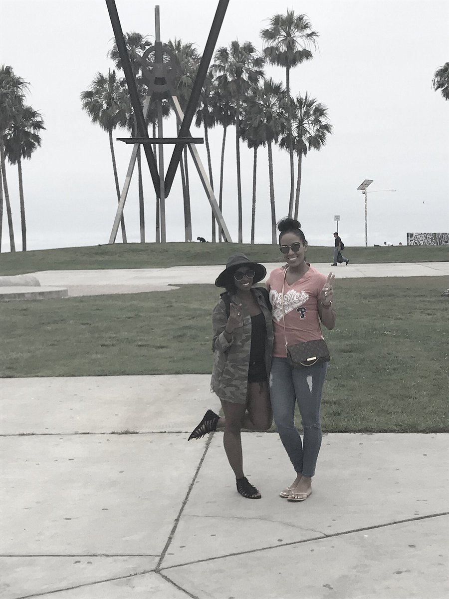 LaurenDawn_TV's tweet photo. V is for Venice Beach, psychic readings, and henna tattoos! #VacayLife #LalaInLA #LAthings #CALILove https://t.co/IwBFVwh1Mq