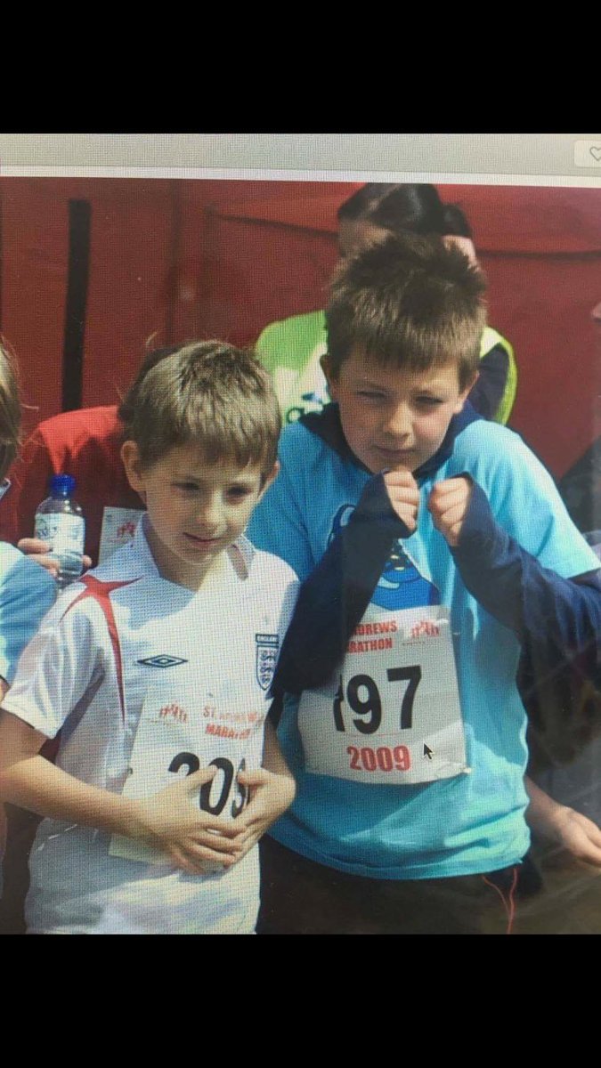 matte17yearold's tweet photo. Me and the baby giraffe https://t.co/15VOoGtI0c