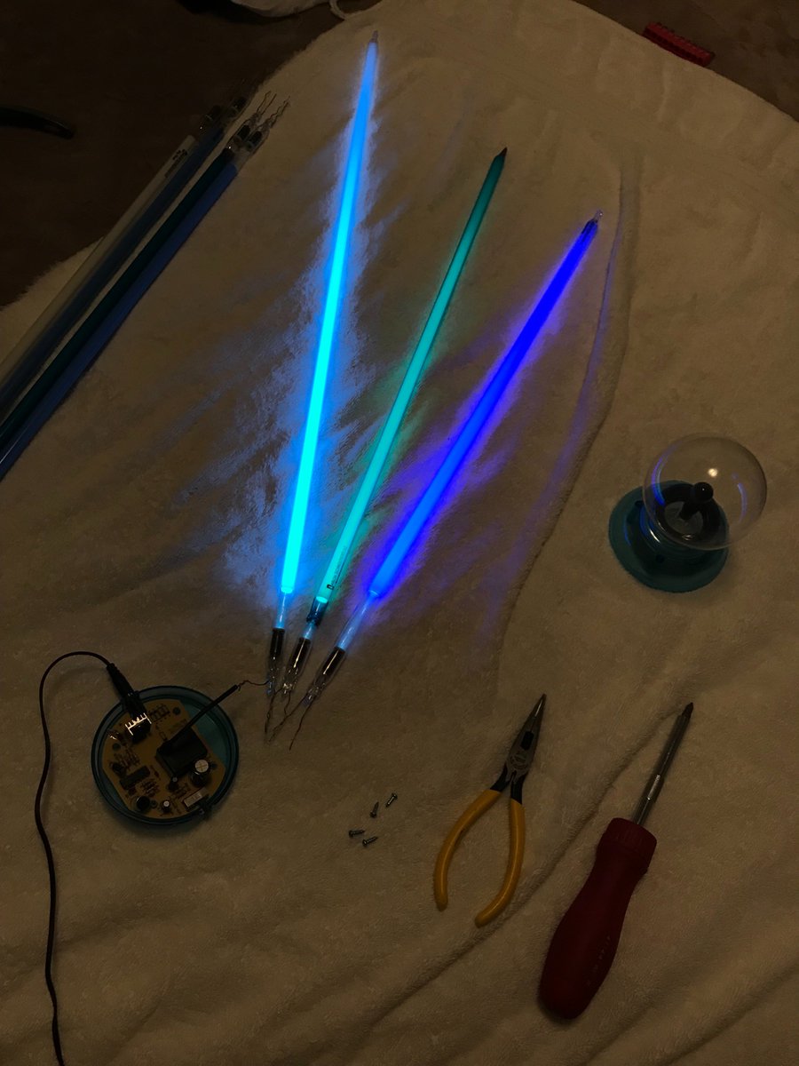 frijole's tweet photo. olde gaseous majick, in the footsteps of messrs. crookes, hittorf, röntgen, hertz, etc. 👌 #gasdischarge #highvoltage #bzzt https://t.co/nNLQ0z8fCH