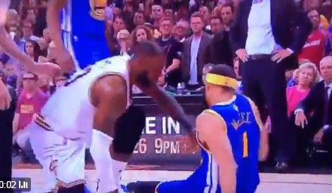 【影片】不需要你!一起倒地後詹皇欲拉起McGee卻被拒絕-黑特籃球-NBA新聞影音圖片分享社區