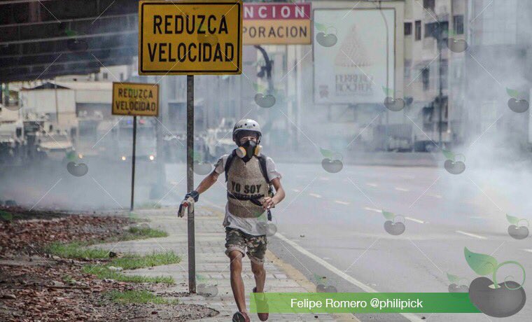 Javierito321's tweet photo. Nuestro hermano Venezolano Neomar Lander retratado en una foto antes de lo que sucedió, con un escudo que dice "Yo soy libertador"  🇻🇪 https://t.co/y3uOsQIJjI