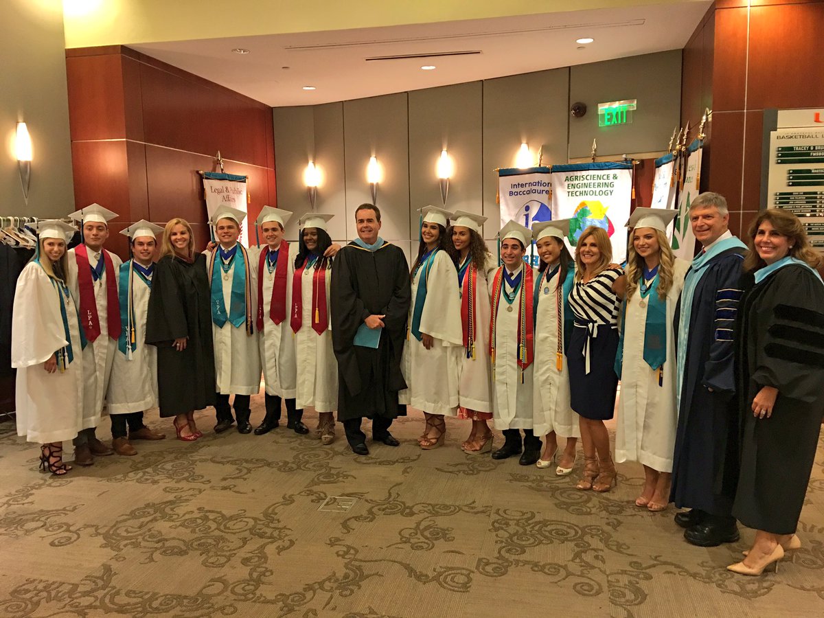 sr_reef's tweet photo. Wishing all our CUDA Seniors 2017 An amazing future and we look forward to seeing you all... #aroundthereef #seniors2017 #reefdoesitbest 🎓♥️ https://t.co/H89PB9SNSk