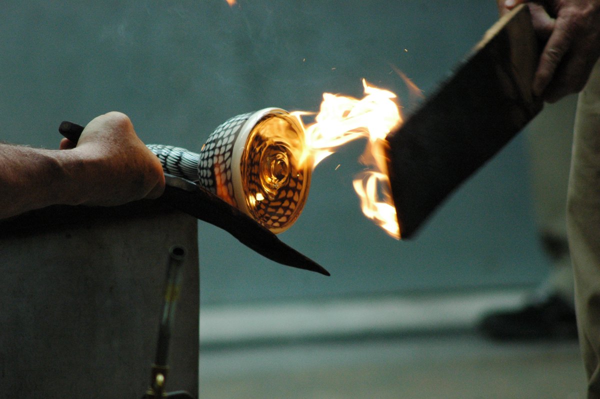 BubbleFactoryMA's tweet photo. @GlassArtSociety And here's Richard Marquis creating one of his signature teapots! https://t.co/l664lI3rLh