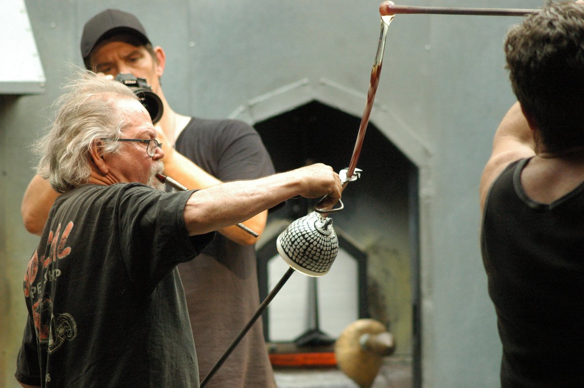 BubbleFactoryMA's tweet photo. @GlassArtSociety And here's Richard Marquis creating one of his signature teapots! https://t.co/l664lI3rLh