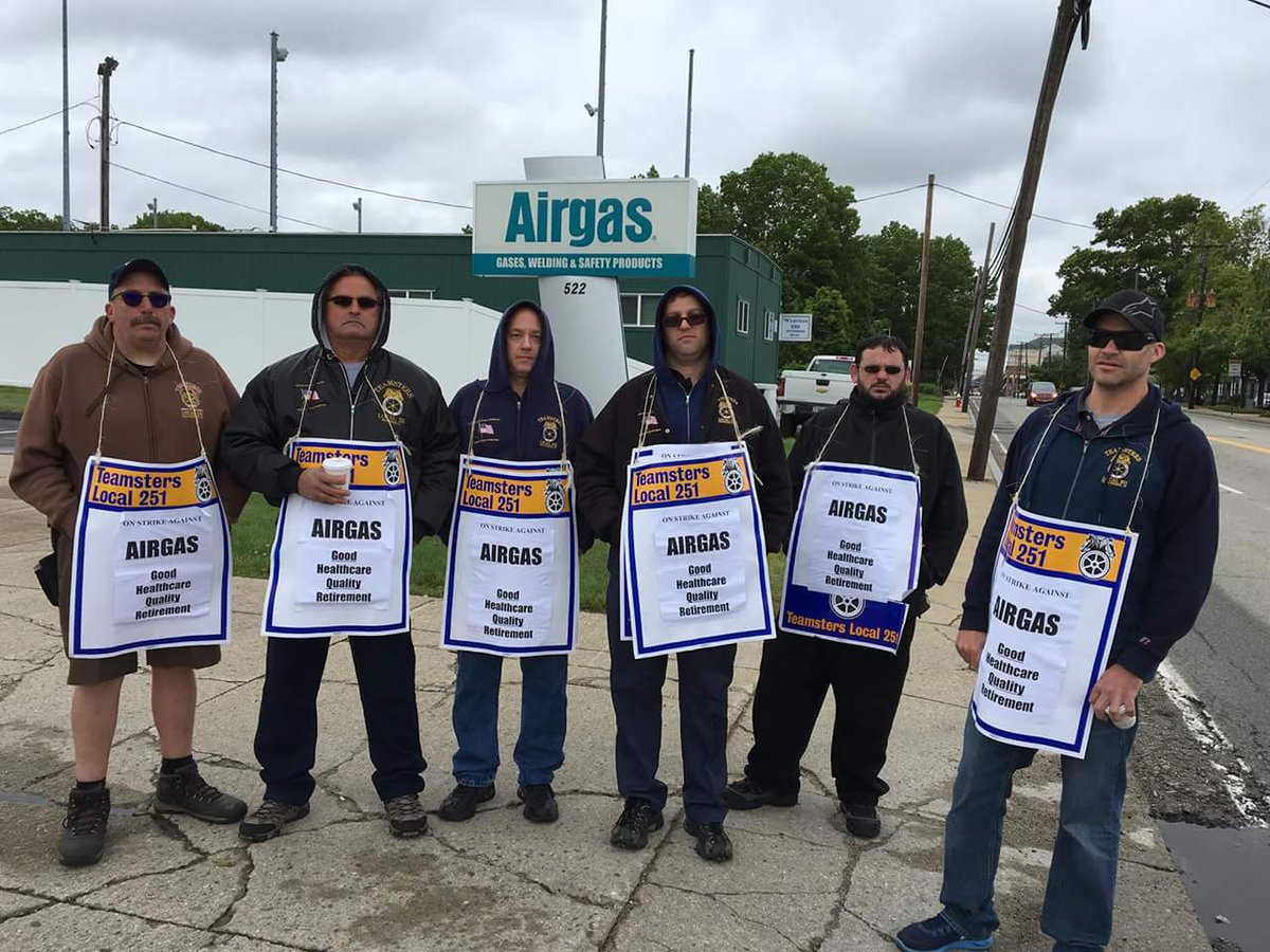 IBT251's tweet photo. @airgas @Teamsters Local 251 picketing at Warwick store. #solidarity #unions https://t.co/bLPHQKmp0U