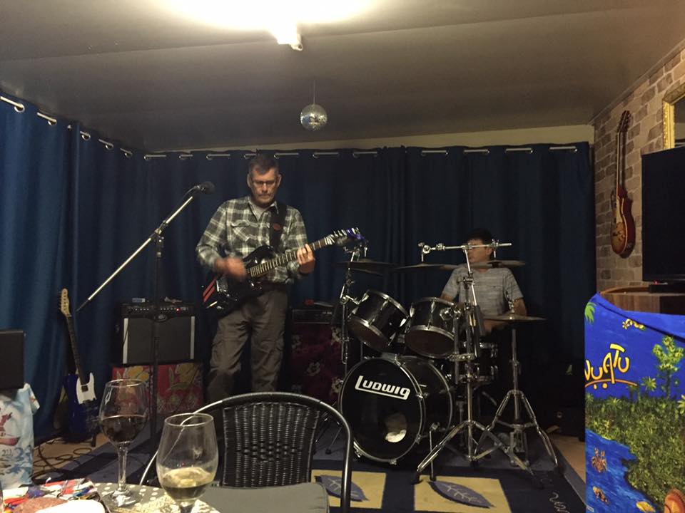 Great Jam out on the weekend !
 Playing  Galley Slaves and For Pete's Sake 
 Pictured Chris Beech drummer and myself later Mark Rawlingson.
