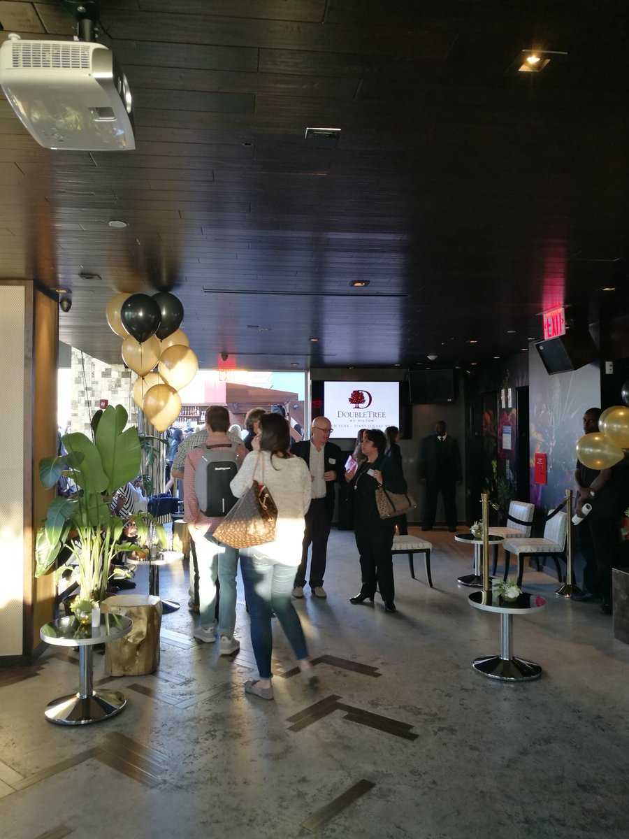 linacaro25's tweet photo. #500Doubletree - #NewYork #Rooftop / Cheers🥂 Hudson River Views @LovageNYC #NYCRooftop https://t.co/LMPWzSDDyp