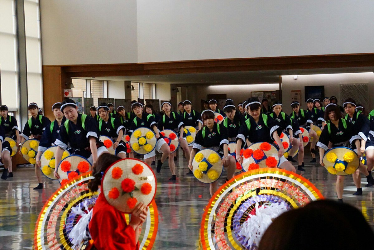 山形県立保健医療大学 上柳祭 上柳祭イベント紹介 花笠サークルの発表 約100人の迫力のある踊りが会場を盛り上げます 17日 士 11 30 18日 日 12 00 です 山形県立保健医療大学 上柳祭 上柳祭イベント紹介 花笠サークルの発表 約100人の迫力のある踊りが会場を盛り上げます 17日 士 11 30 18日 日 12 00 です