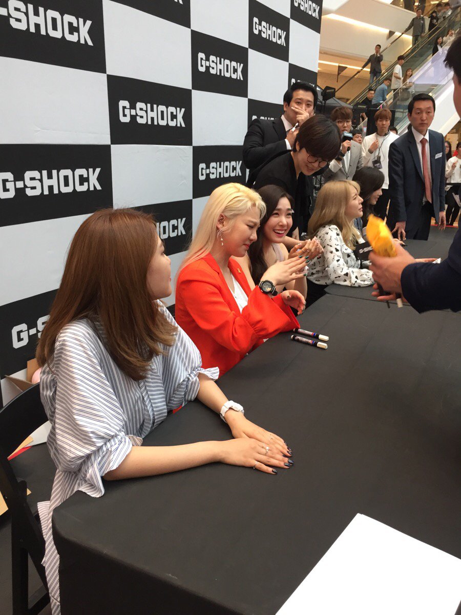 [PIC][16-04-2017]TaeYeon – Sunny – Tiffany – HyoYeon và SooYoung tham dự buổi Fansign cho “G-SHOCK CRAZY TOUGHNESS” vào chiều nay - Page 16 DBwj5GCUAAINDHl