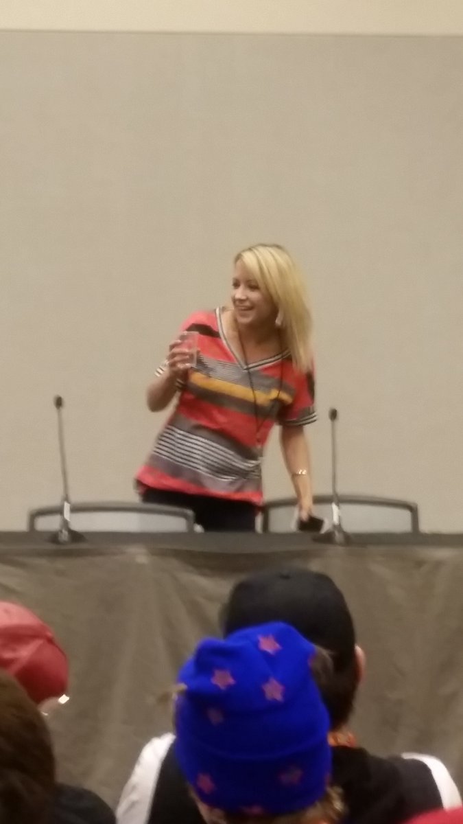 xXBottleOfWinXx's tweet photo. Meeting @Kara4tx at #phoenixcomicon was an honor. Thank you for visiting my home of phoenix! #phxcc #phxcc17 #phoenixcomicon2017 https://t.co/QXuhB1r4Yn