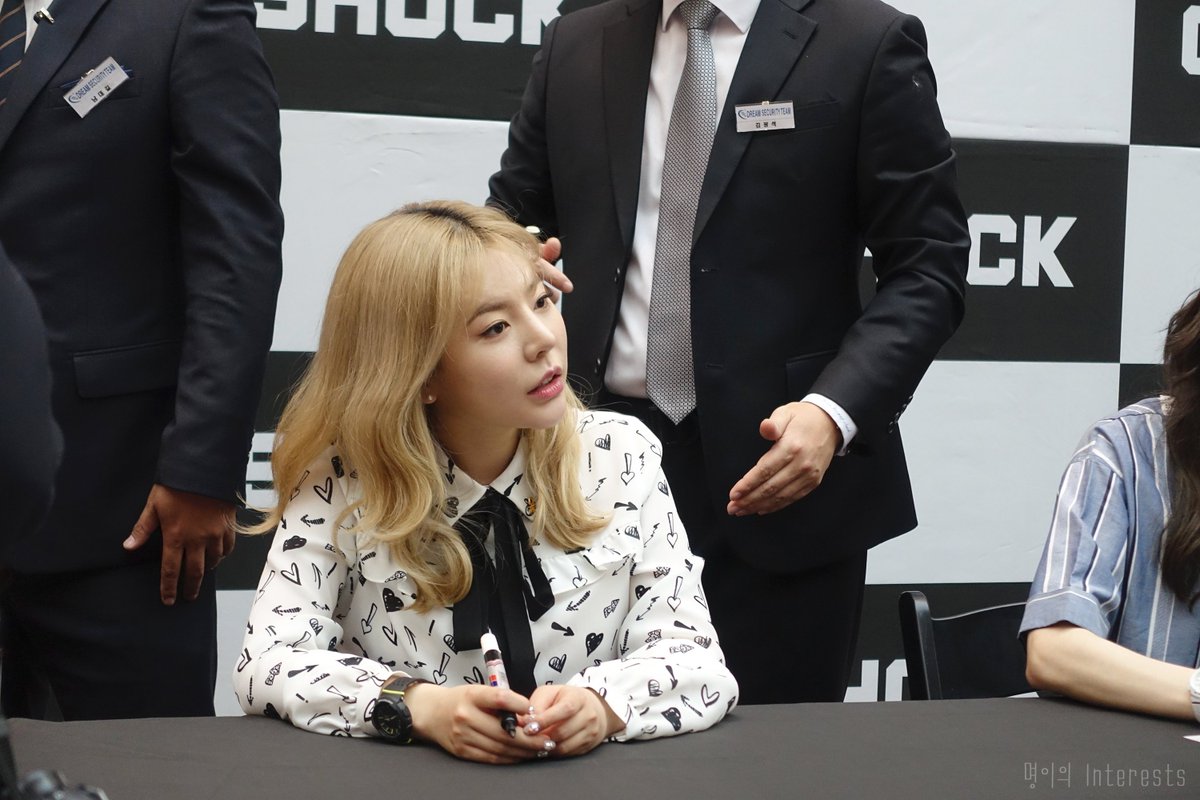 [PIC][16-04-2017]TaeYeon – Sunny – Tiffany – HyoYeon và SooYoung tham dự buổi Fansign cho “G-SHOCK CRAZY TOUGHNESS” vào chiều nay - Page 16 DBwknN-UAAArQlw