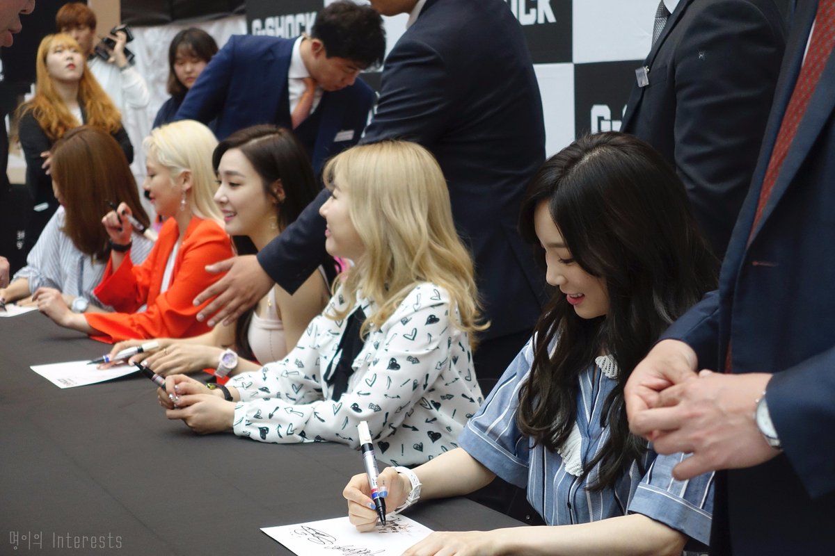 [PIC][16-04-2017]TaeYeon – Sunny – Tiffany – HyoYeon và SooYoung tham dự buổi Fansign cho “G-SHOCK CRAZY TOUGHNESS” vào chiều nay - Page 16 DBwknNvUMAAX2oq