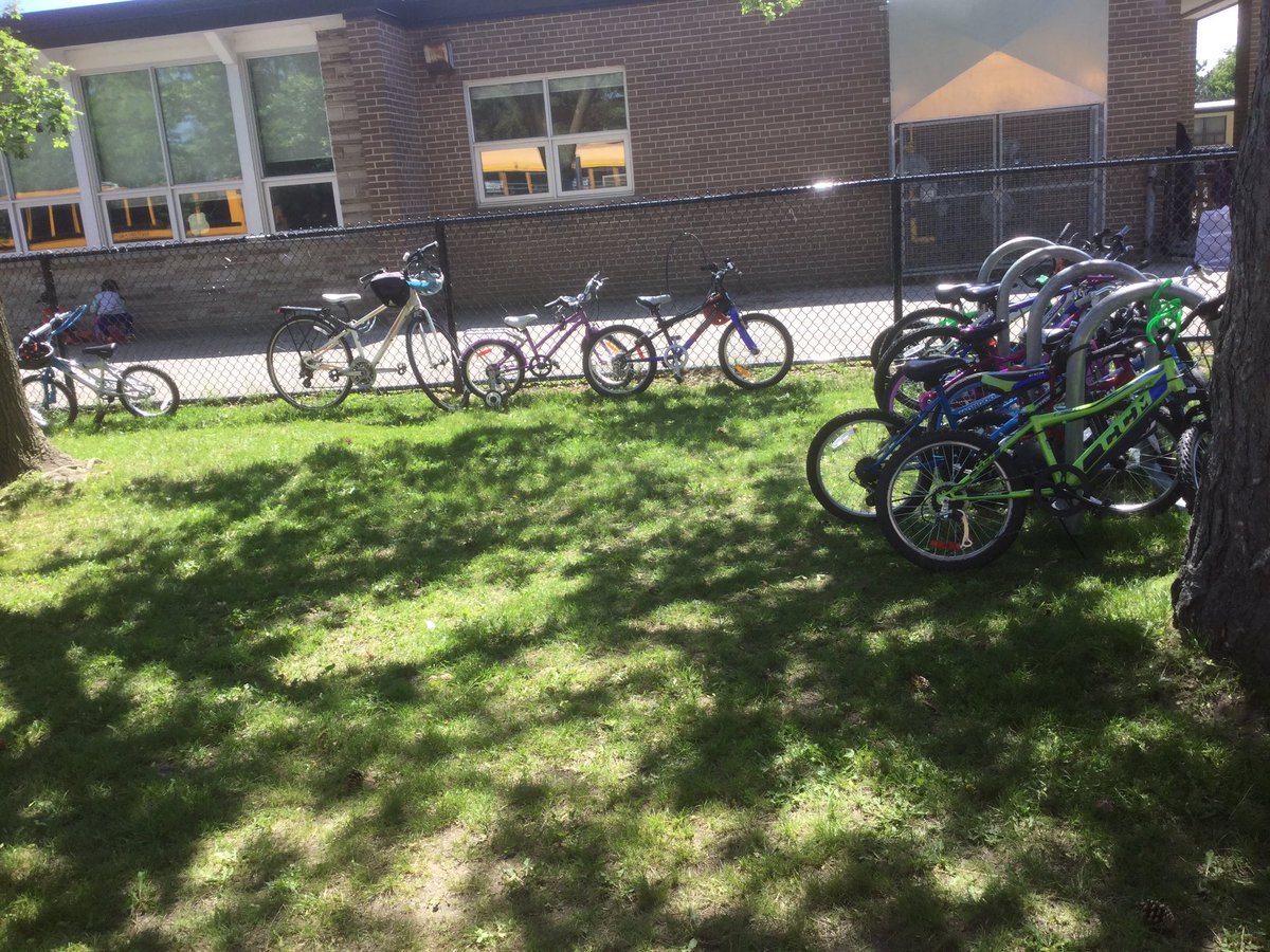 RPSGREENTEAM's tweet photo. So many bikes today that we are locking them to the fence! Keep walking &amp; rolling Rockets! https://t.co/7JcZOpcBKz