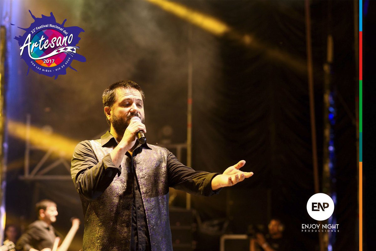 EnjoyNightProd's tweet photo. 🎶 No perder el equilibrio por lograr lo que uno quiere
Show de @JRojasoficial en el #FestivalNacionaldelArtesano 2017
📷 PH: @gabrielalveloph https://t.co/xOwuGNa1B4