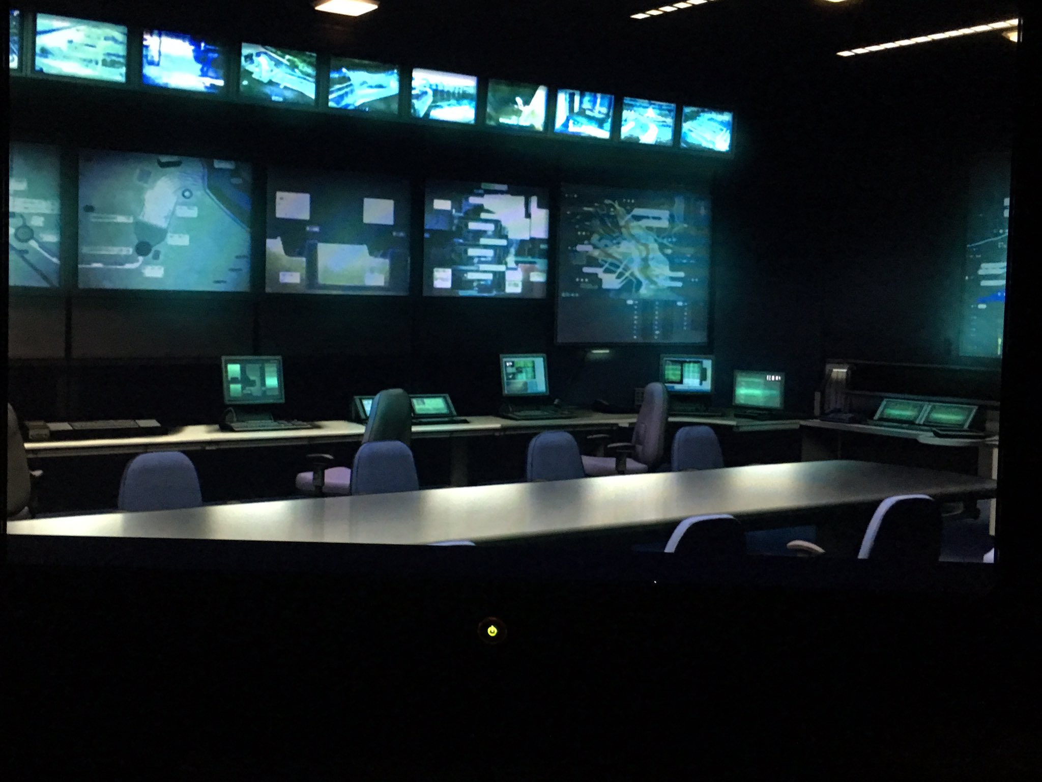 ドラしん Ar Twitter 今回はrewrite聖地巡礼をして行きたいと思います まずはガーディアン本部モニター室 こちらは龍q館操作室になります 受付を行う場所から窓越しに見ることになるので原作のような撮り方は出来ませんでした 聖地巡礼 T Co Luw68sepuk