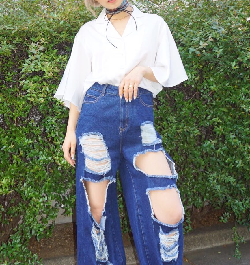 figandviper's tweet photo. 🌈本日店頭発売!
✔️FLARE SLEEVE SATIN SHIRT✨¥5,900+tax
本日発売のシャツは、総レースに加えて無地サテンのWHTも同時発売🦋✨ツルッとした素材感が大人っぽく、合わせやすさも🙆🏼 #figand… https://t.co/Fef7WriQRT https://t.co/T5iCAdv7Xd