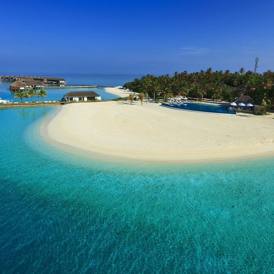 RevCwell1's tweet photo. #WouldYouRather live on a deserted island all alone I live in a crowded Metropolitan City? https://t.co/myyVmgHJ2J