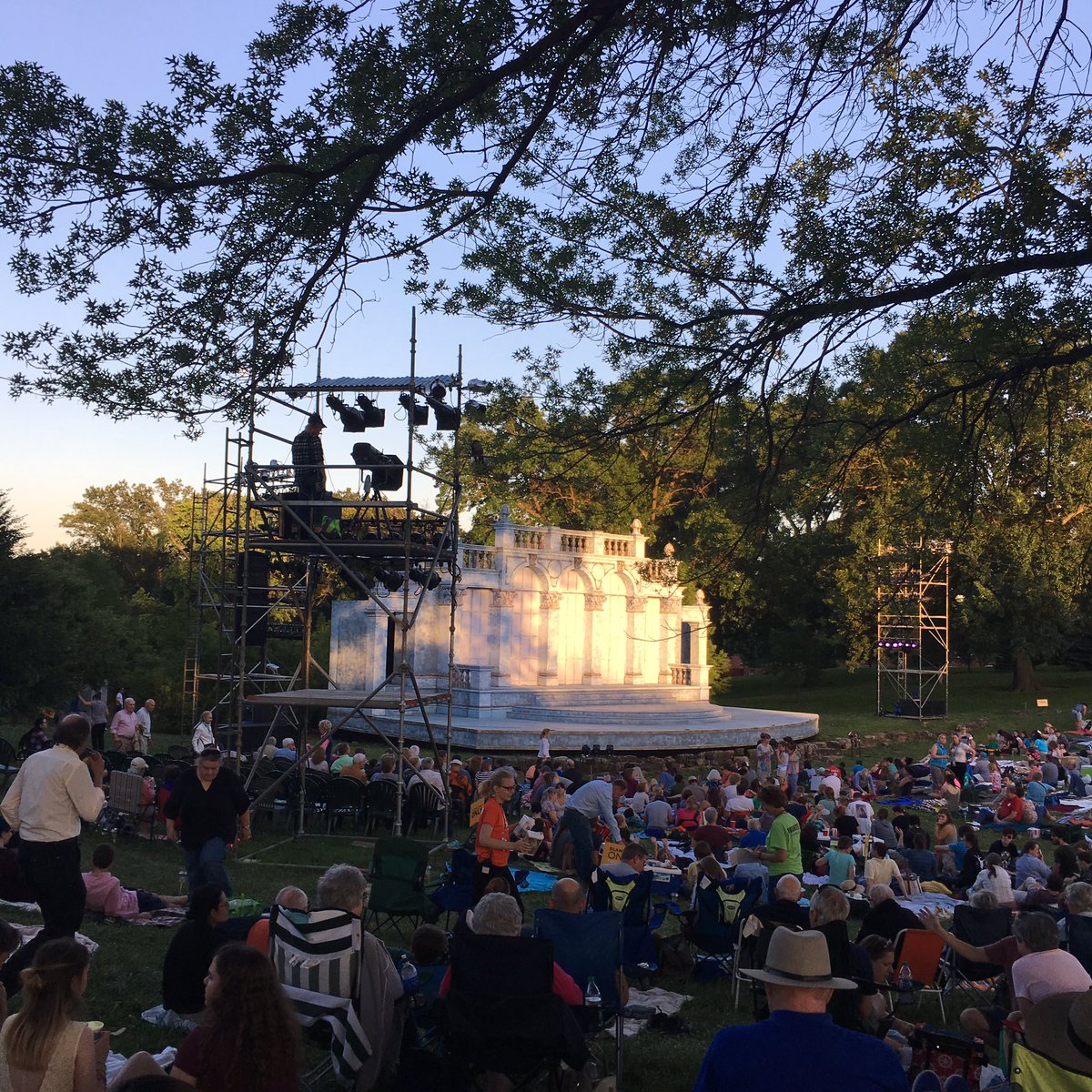 Eliz_Tucker's tweet photo. Perfect night in #STL for Shakespeare in the Park. #sfstl https://t.co/CpTFLrB8p6