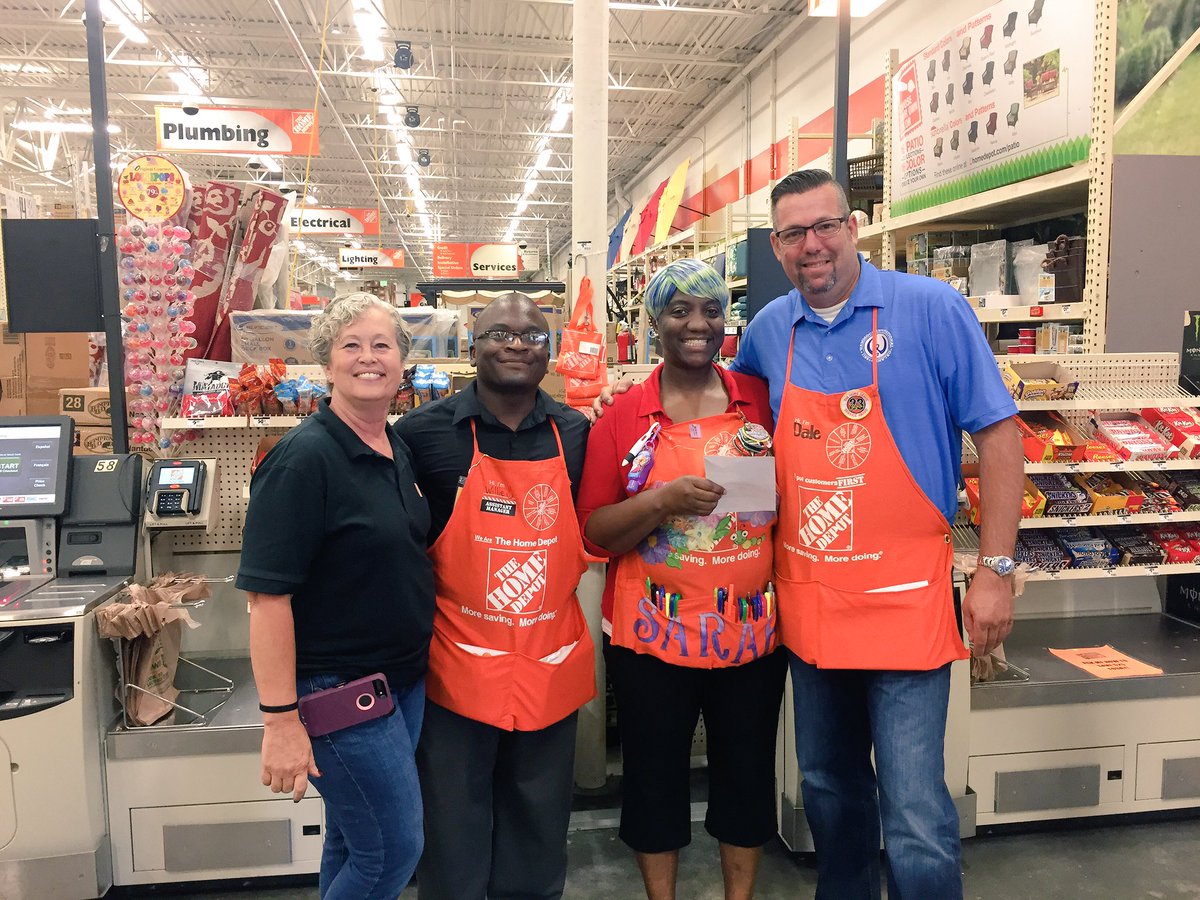 Sarah Taylor-Scott Head Cashier at 808-Dothan....what a great example of engagement at Self Checkout!!