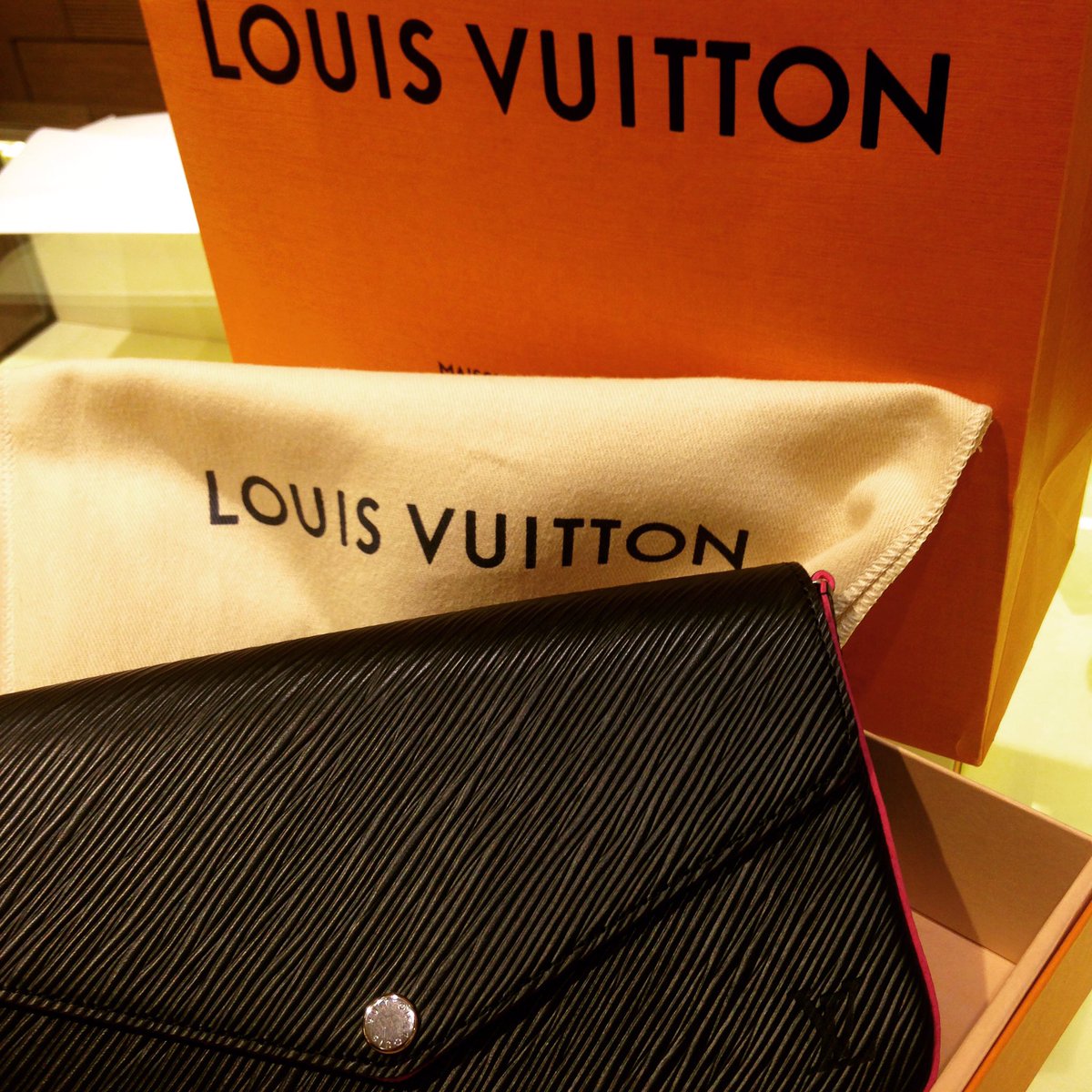How do you say 'Thank You' in French? '#LouisVuitton' Picking up a little something for someone special. #LVpurse #LVhandbags @LouisVuitton