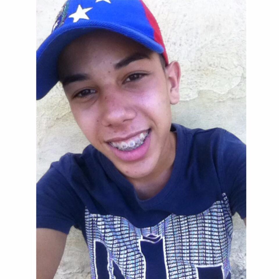 Miguel_Pizarro's tweet photo. Hoy no tengo palabras, solo dolor. Que en paz descanse Neomar. Fuerza a sus familiares y amigos. https://t.co/zMtuzQUXgc