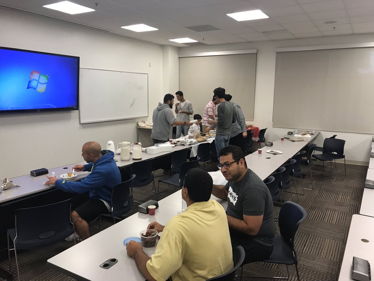 أقام النادي السعودي وبمشاركة من الطلبة السعوديين بالجامعة إفطارا للصائمين. تقبل الله منا ومنكم صالح الأعمال. جانب من الحضور: