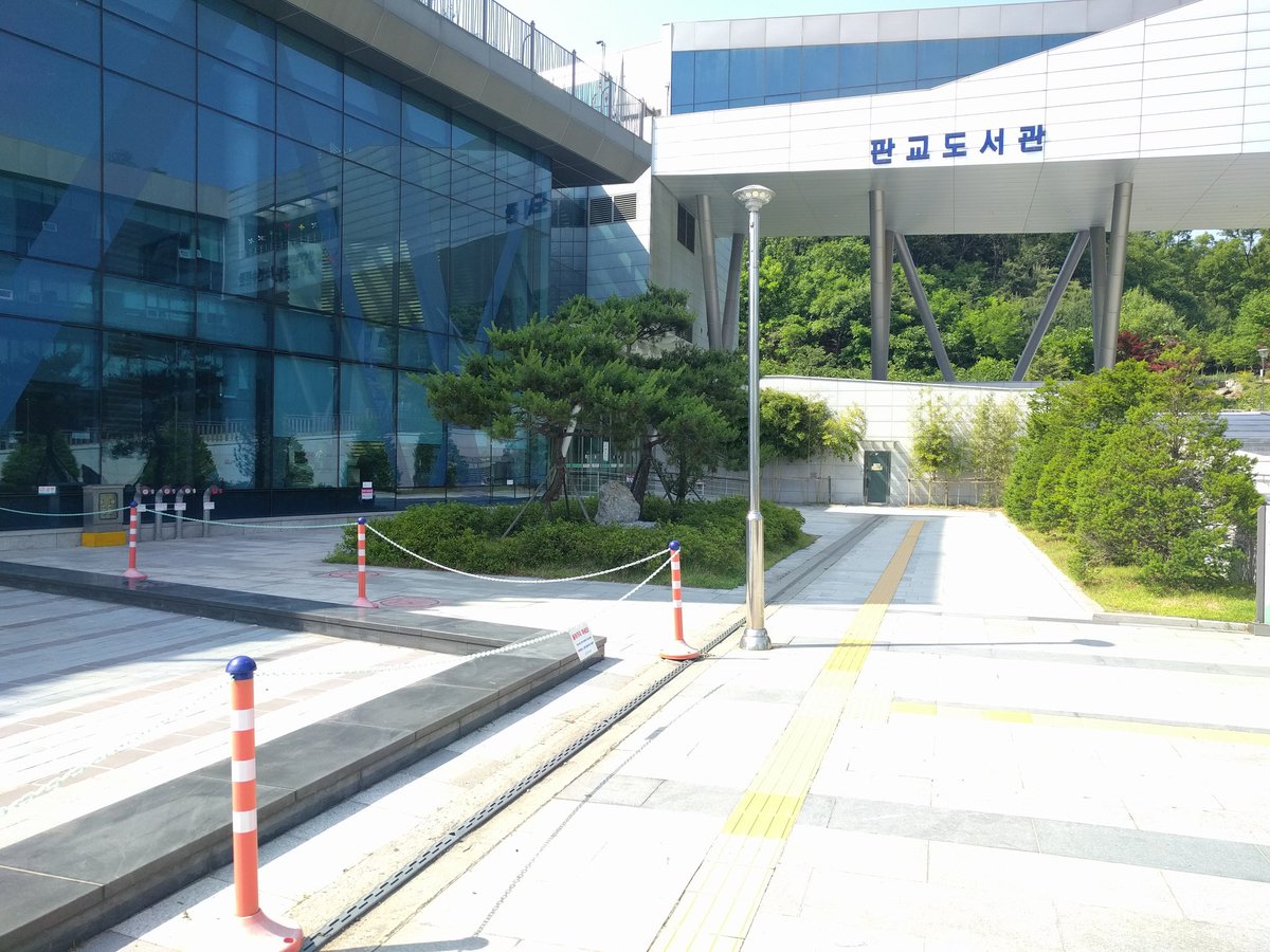 #성남시 #판교도서관 정문을 개방합니다
도서관과 청소년수련관 공사가 완료되어 넓은 정문을 이용할 수 있게 됐습니다 더운여름 판교도서관에 놀러오세요 ^^