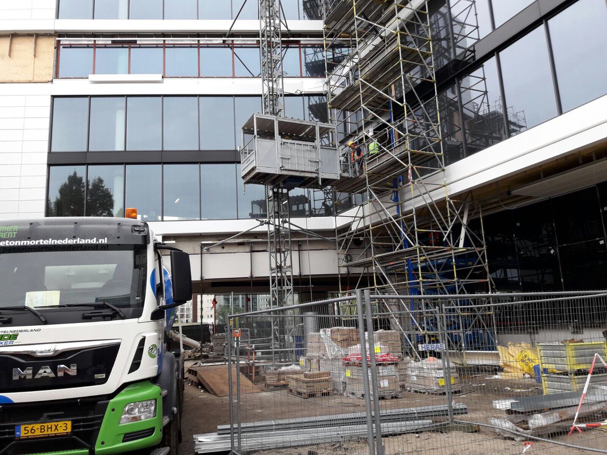 #fdh Vanuit onze <a href="/WierdaHybrid/">WierdaHybrid</a> mixer gaat de beton met een elektrische lift naar de etage(s). Geen Co2 uitstoot en muisstil werken ;-)