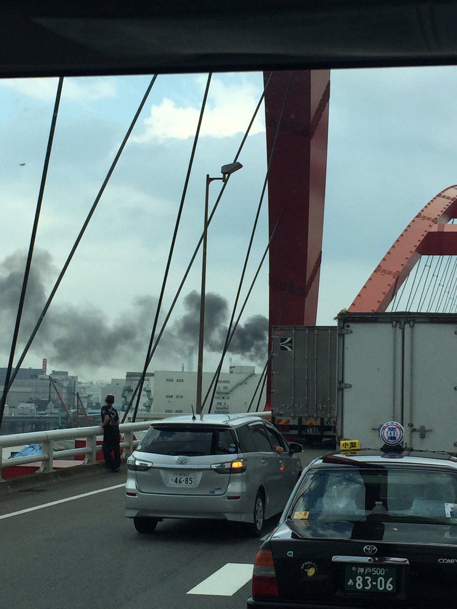 現場写真 神戸ハーバーハイウェイ 六甲大橋でトラックが車両火災発生 Togetter
