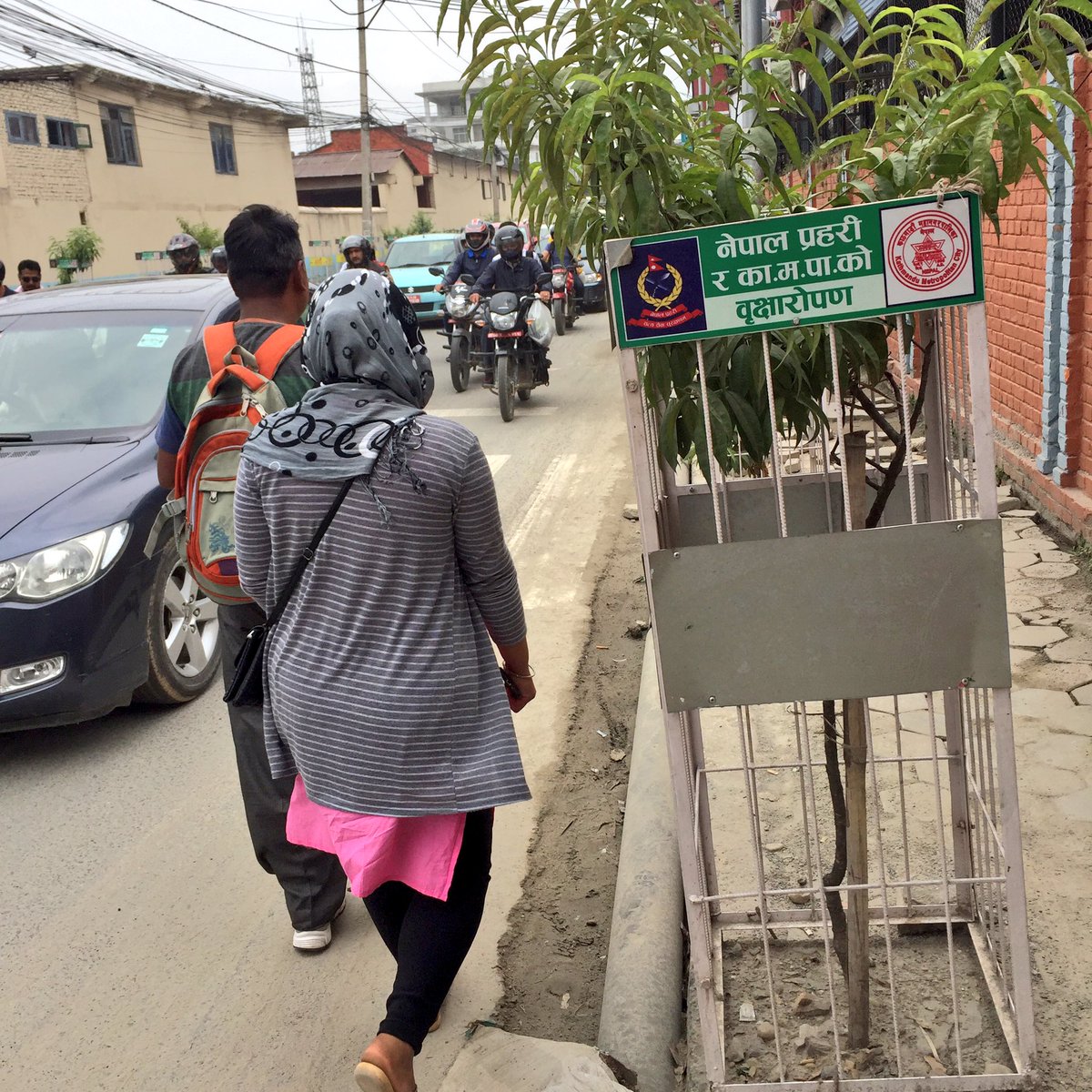 narayanwagle's tweet photo. ए @NepalPoliceHQ सा'प, के गरिबक्स्या यस्तो? एक हाते पैदलमार्गमै रूख रोप्नुपर्ने? #WeNeedFootpath https://t.co/FloOcGwS5O