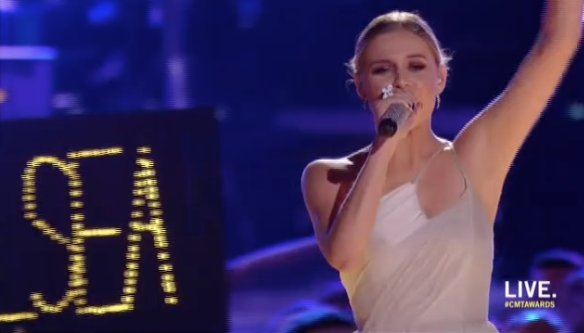 PerezHilton's tweet photo. Bravo @KelseaBallerini! WATCH HERE! #CMTAwards https://t.co/JGR70cwML3 https://t.co/SyANR1lQbL