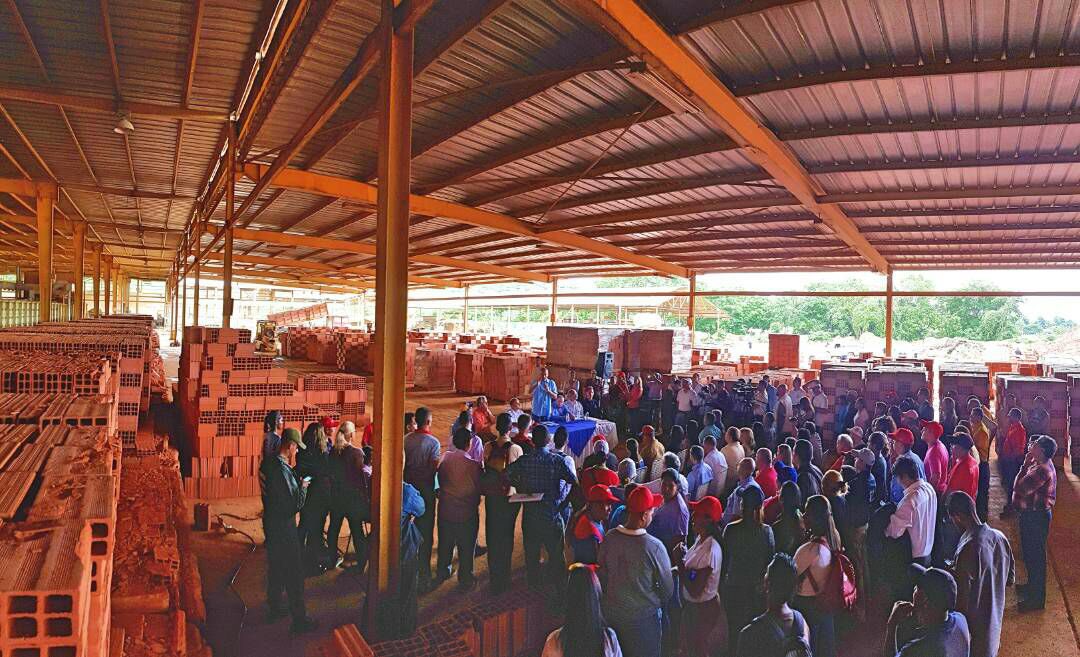 HectoRodriguez's tweet photo. Con las alfareras de #Miranda y Min Vivienda! Queremos levantar la producción de bloques y tejas y acelerar la construcción de viviendas! https://t.co/wULHdAuKKd