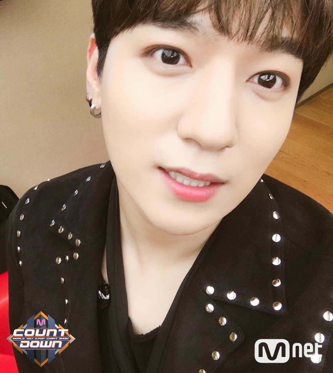 MnetMcountdown's tweet photo. #DAY6 #성진 #도운 군 사진도 당연히!!! 준비 되어 있습니다. 이제 시작일 뿐. 오늘 셀카 파티 예고 드리면서~#데이식스 멤버 들이 팬들 위해 꼭 올려 달라고 어마어마하게 찍어주셨쟈냐~팬 분들 오늘 #엠카운트다운 #반드시웃는다 본방까지 달려요! https://t.co/WglOEFhjrN
