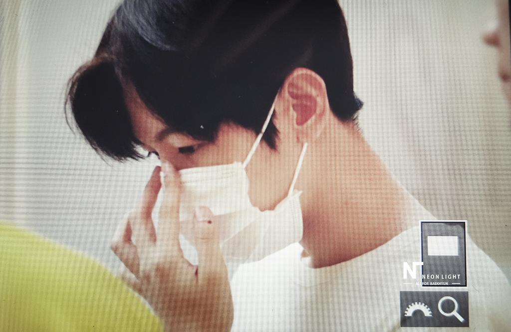 NEONLIGHT0506's tweet photo. 170608 HND #백현 https://t.co/URb3ZVLs0f