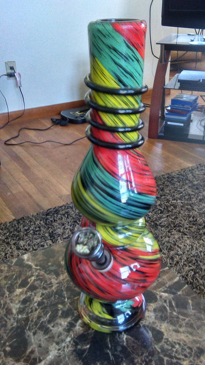 liveitmicheala's tweet photo. Beautiful bong with some good bud💨 https://t.co/lp9Q63kFUK