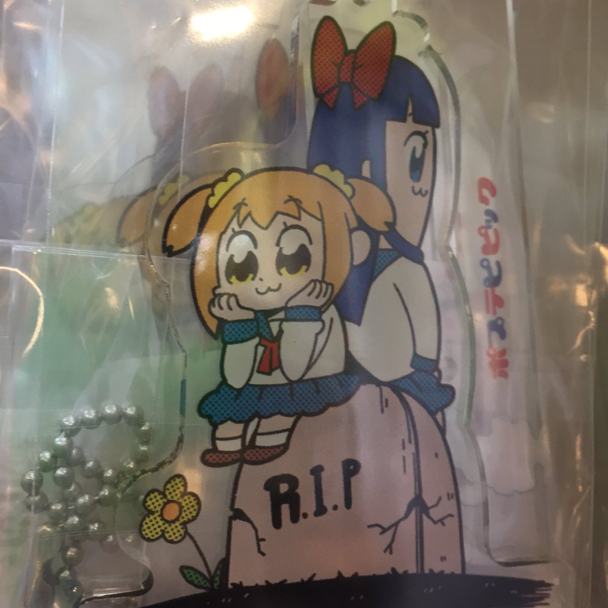 ヴィレッジヴァンガード下北沢 ポプテピピック 昨日発売直後から話題の ポプテピピック 2 ですが 当店では売り場の横にアクリルキーホルダーもご用意しておりますよ 大川ぶくぶ先生の作品もずらっ それにしても1巻と2巻見間違えそうな