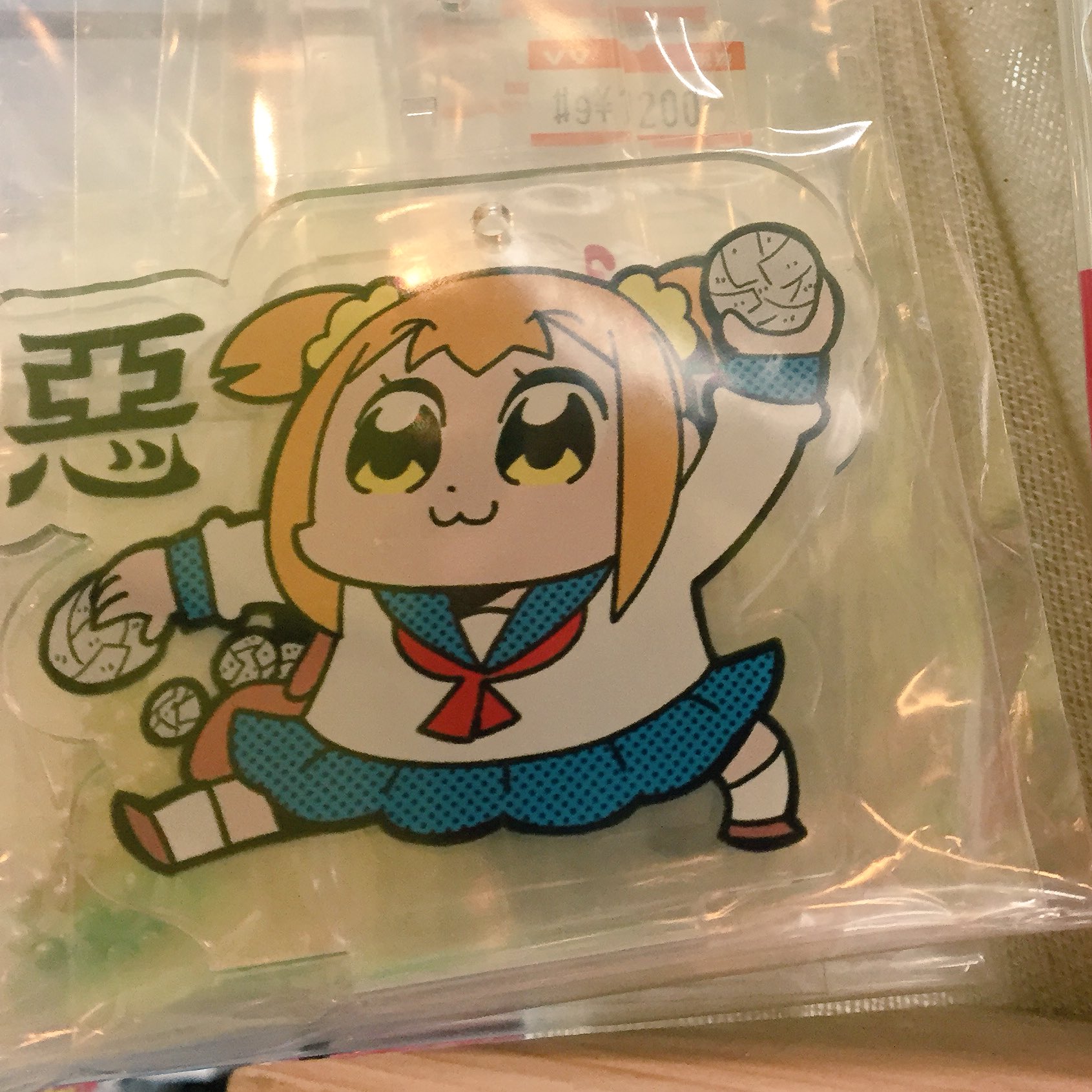ヴィレッジヴァンガード下北沢 ポプテピピック 昨日発売直後から話題の ポプテピピック 2 ですが 当店では売り場の横にアクリルキーホルダーもご用意しておりますよ 大川ぶくぶ先生の作品もずらっ それにしても1巻と2巻見間違えそうな