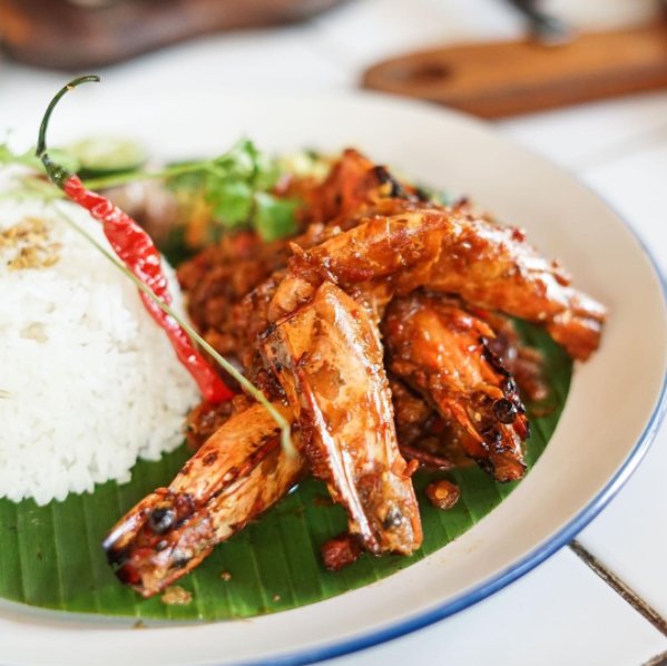 We know that it's early for you but it is our job to make your stomach rumbles!! Get this Jimbaran Tiger Prawns! #publikmarkette #ismaya