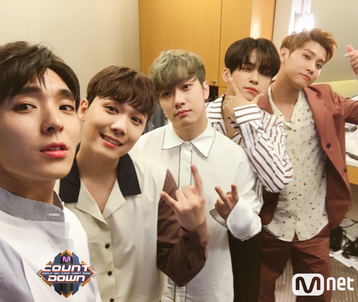 MnetMcountdown's tweet image. 올 해 10주년 맞은 #케이팝 #대표 #명품밴드 #FT아일랜드!! 귓가에 포풍처럼 스며드는 #Wind 그리고 떼창 가능한 그 노래!! #사랑앓이 까지!! 오늘 저녁 6시 #Mnet #엠카운트다운 #최초공개로 여러분을 찾아갑니다!