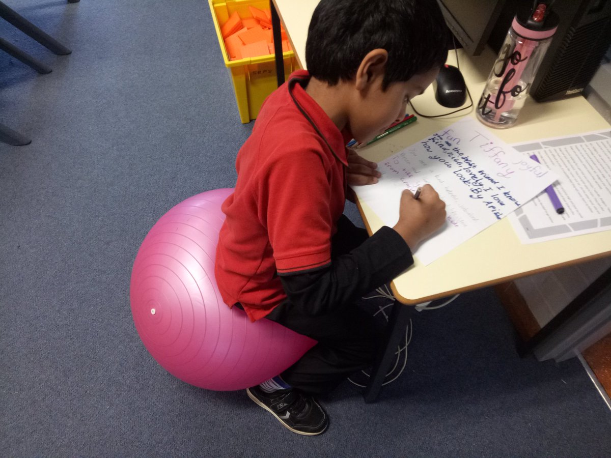 Hayley_SRPS's tweet photo. Great writing idea @ravs59 The students building each other up and supporting one another through writing.  #spreadinglove @MarilynFriedri1 https://t.co/jjYWeBxuuC