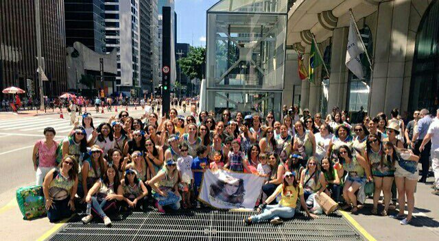 KessiaCristin12's tweet photo. Não existe uma família mas linda que essa #AsMelhoresFãs Todas reunidos para fazer a @LuceroMexico Feliz. Amo tudo isso.😍😍 #FLbr https://t.co/FHHsnrF97f