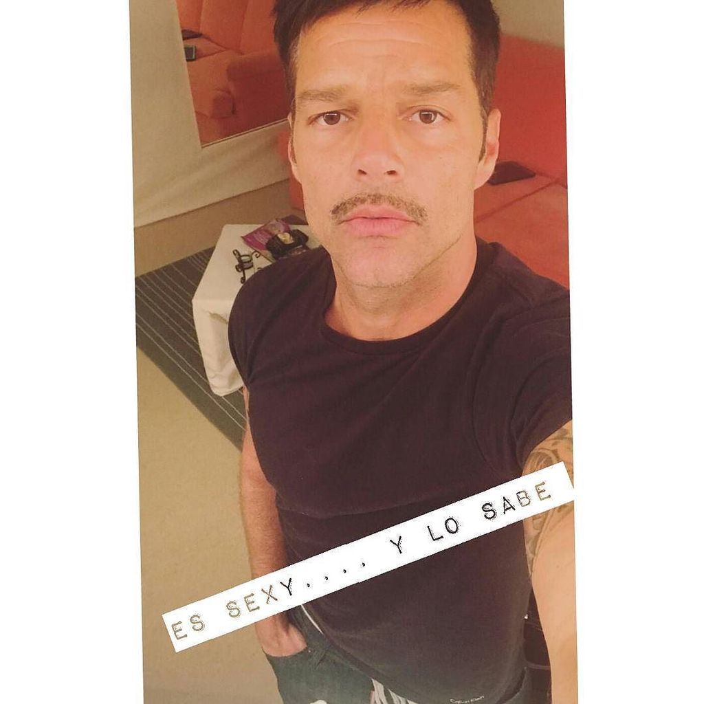 Gy_RM_LocaxRM's tweet photo. @ricky_martin #EsSexy y Lo Sabe!!! #RickyMartin #BoriBello #SexySouls #Perfecto #ConBigote #SinBigote #MiRey #Unico https://t.co/zuRr8o9EuA https://t.co/ZVlSmMRABi