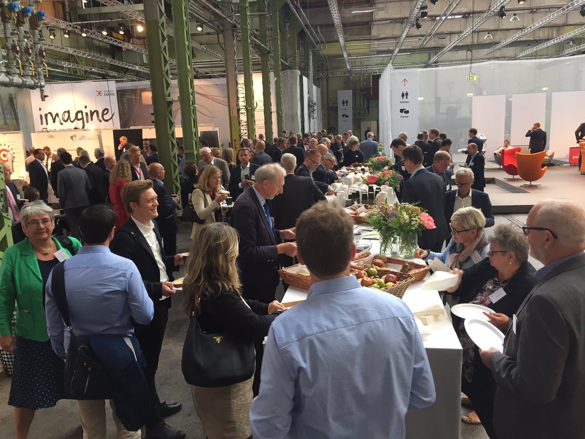 GreenPowerDK's tweet photo. God stemning i Lokomotivværkstedet. 09:30 går det for alvor løs, når vi drømmer om næste energiaftale. Drøm med på #ET2017 https://t.co/ronoz1ZhqO