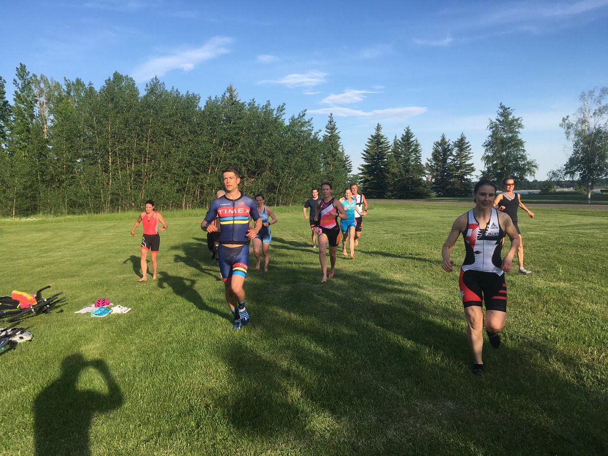 jvdcoach's tweet photo. @RepsolSport #3433SPC triathlon club practicing their transitions on a beautiful night. https://t.co/TGH1XBpewi