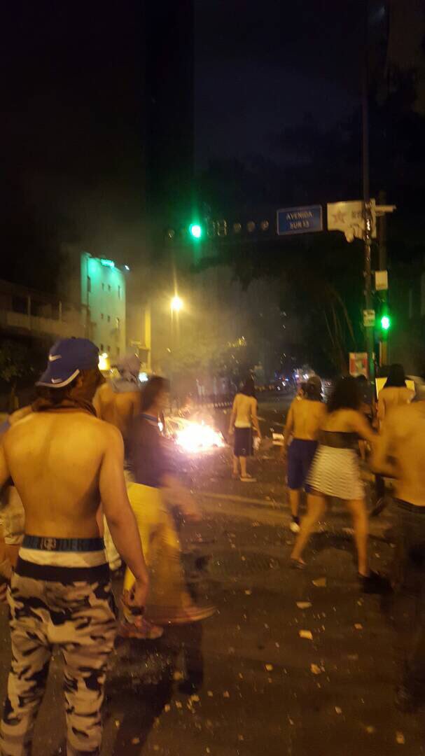 ArmyAnonymo's tweet photo. https://t.co/xxQOHgd8ti #8Jun CARACAS: ARDE LA CALLE en La Candelaria,EL PUEBLO ARRECHO PIDE LIBERTAD #Venezuela #Caracas #VeneArmy