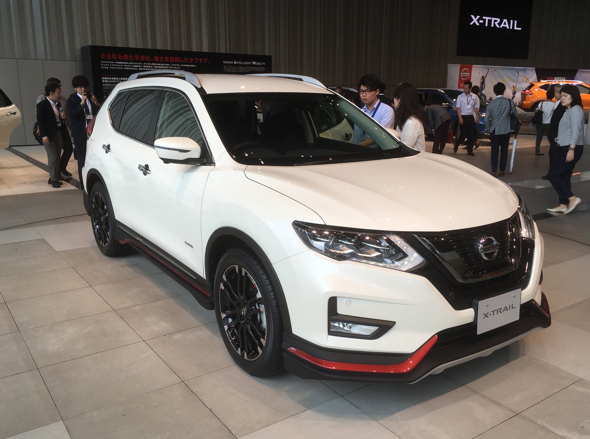 Meg Sato A Twitter 新型エクストレイル Nismo Performance Package も同時に発表されました ニスモシリーズの象徴であるレッドラインのスポイラーはもちろん 19インチアルミホイールも
